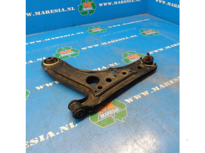 Front lower wishbone, left from a Volkswagen Polo III (6N2) 1.4 2000