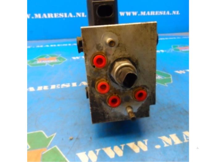 Gebrauchte Pumpfederung (Hydr.) Landrover Discovery II 4.0i V8 Preis € 210,00 Margenregelung angeboten von Maresia Auto Recycling B.V.