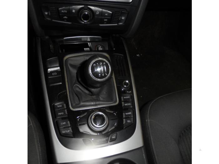 Radio control panel from a Audi A4 (B8) 2.0 TDI 16V 2009