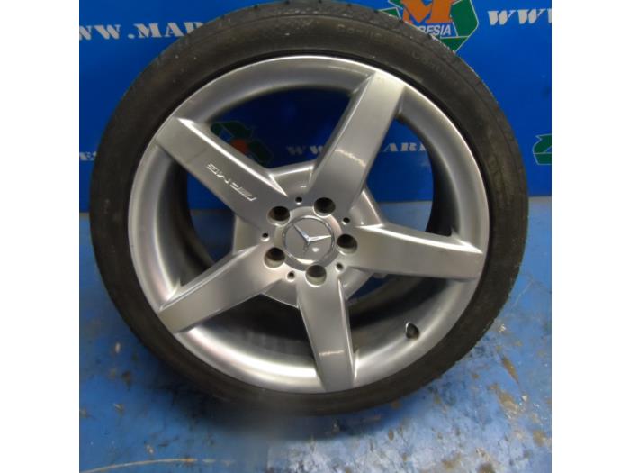 Wheel + tyre from a Mercedes-Benz SLK (R171) 1.8 200 K 16V 2006