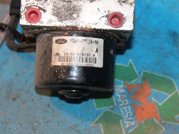 ABS Pumpe van een Ford StreetKa 1.6i 2004