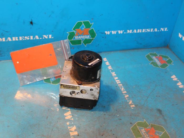ABS Pumpe van een Ford StreetKa 1.6i 2004