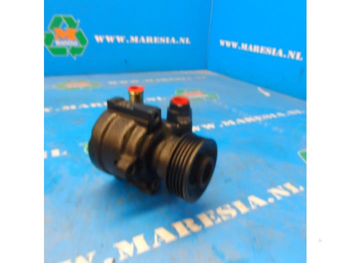 Usagé Pompe direction assistée Ford Mondeo II Wagon 1.8 TD CLX Prix € 21,00 Règlement à la marge proposé par Maresia Auto Recycling B.V.