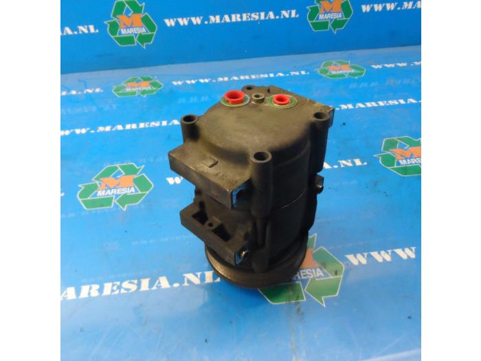 Usagé Compresseur de clim Ford Escort 6 (AAL/ABL) 2.0 RS 16V Prix € 26,25 Règlement à la marge proposé par Maresia Auto Recycling B.V.
