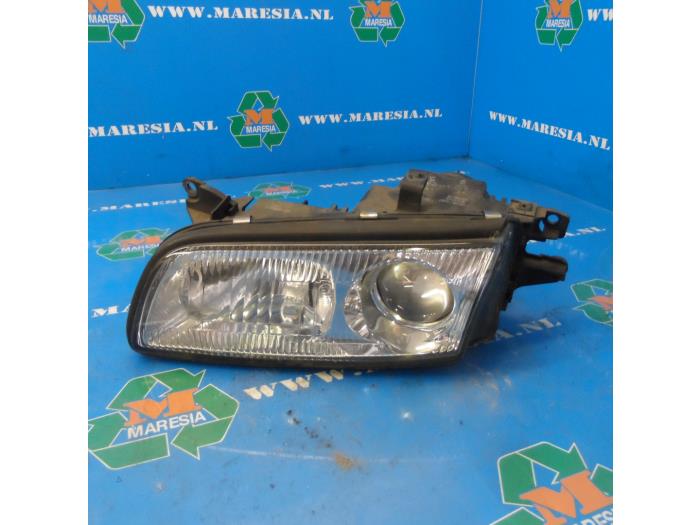 Używane Reflektor lewy Mazda Xedos 9 2.0i V6 24V Cena € 36,75 Procedura marży oferowane przez Maresia Auto Recycling B.V.