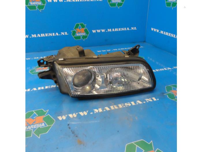 Używane Reflektor prawy Mazda Xedos 9 2.0i V6 24V Cena € 36,75 Procedura marży oferowane przez Maresia Auto Recycling B.V.
