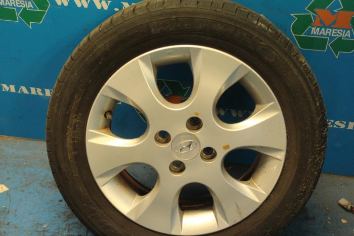 Wheel + tyre from a Hyundai i20 1.2i 16V 2010