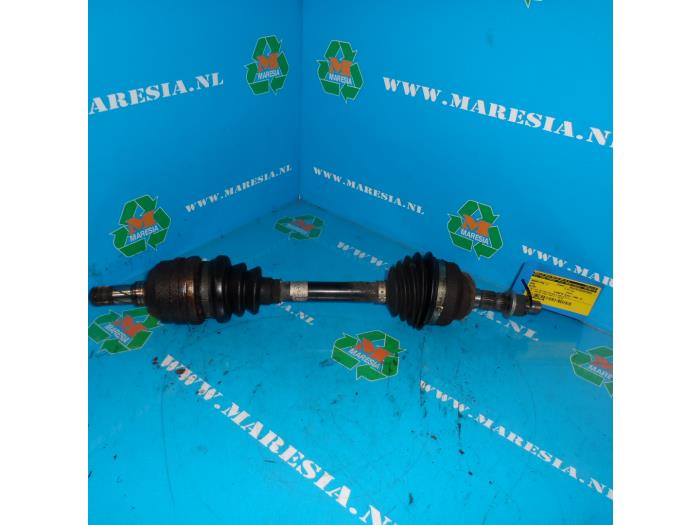 Front drive shaft, left from a Opel Astra G Caravan (F35) 2.0 Di 16V 1998