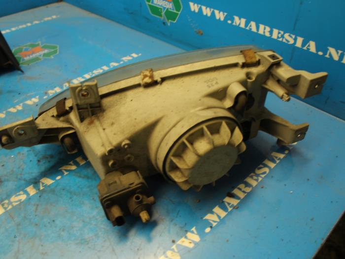 Używane Reflektor prawy Hyundai Accent II/Excel II/Pony 1.3i 12V Cena € 26,25 Procedura marży oferowane przez Maresia Auto Recycling B.V.