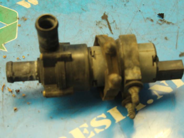 Usagé Pompe à eau Volkswagen Sharan (7M8/M9/M6) 2.0 Prix € 47,25 Règlement à la marge proposé par Maresia Auto Recycling B.V.