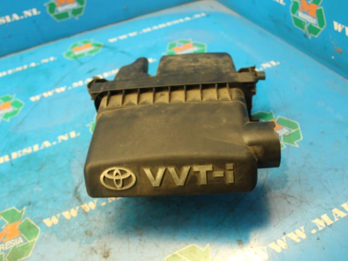 Begagnade Luftfilterhus Toyota Yaris (P1) 1.0 16V VVT-i Pris € 26,25 Marginaltabell erbjuds av Maresia Auto Recycling B.V.