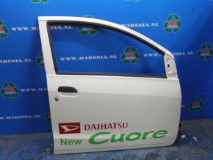 Używane Drzwi prawe przednie wersja 4-drzwiowa Daihatsu Cuore (L251/271/276) 1.0 12V DVVT Cena € 131,25 Procedura marży oferowane przez Maresia Auto Recycling B.V.