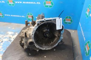 Używane Skrzynia biegów Mazda 2. Cena € 420,00 Procedura marży oferowane przez Maresia Auto Recycling B.V.