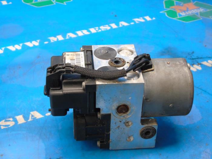 Used ABS pump Kia Sorento I (JC) 2.5 CRDi 16V Price € 63,00 Margin scheme offered by Maresia Auto Recycling B.V.