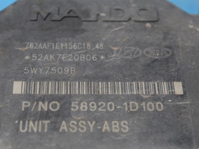 ABS Pumpe van een Kia Carens III (FG) 2.0 CRDI VGT 16V 2007