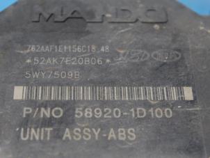 ABS Pumpe van een Kia Carens III (FG) 2.0 CRDI VGT 16V 2007