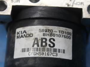 ABS Pumpe van een Kia Carens III (FG) 2.0 CRDI VGT 16V 2007