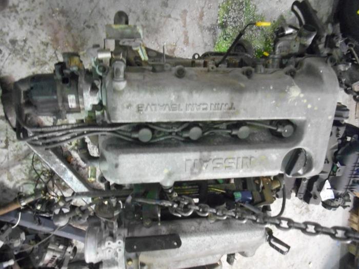 Engine from a Nissan Almera Tino (V10M) 2.0 16V CVT 2002