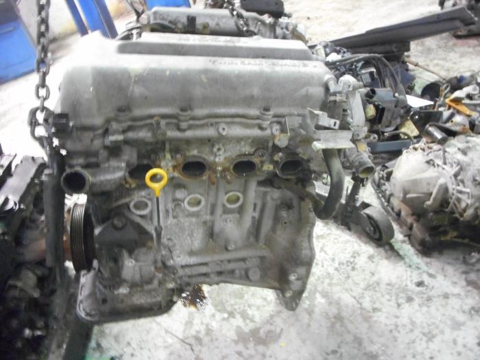 Engine from a Nissan Almera Tino (V10M) 2.0 16V CVT 2002