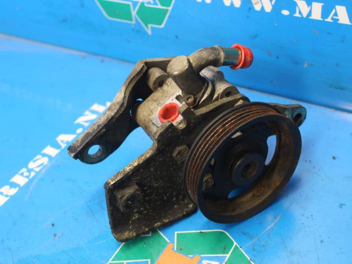 Usagé Pompe de direction Nissan Almera Tino (V10M) 2.0 16V CVT Prix € 31,50 Règlement à la marge proposé par Maresia Auto Recycling B.V.