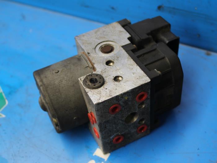 Begagnade ABS-pump Nissan Almera Tino (V10M) 2.0 16V CVT Pris € 21,00 Marginaltabell erbjuds av Maresia Auto Recycling B.V.
