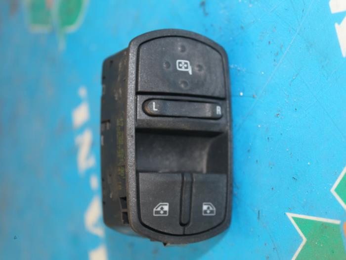 Usados Interruptor combinado de ventanillas Opel Corsa D 1.4 16V Twinport Precio € 21,00 Norma de margen ofrecido por Maresia Auto Recycling B.V.