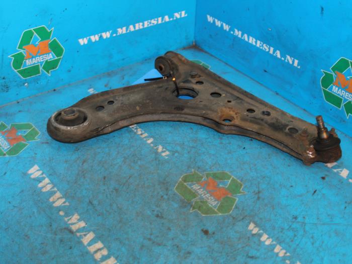 Front lower wishbone, right from a Volkswagen Lupo (6X1) 1.4 16V 75 1999