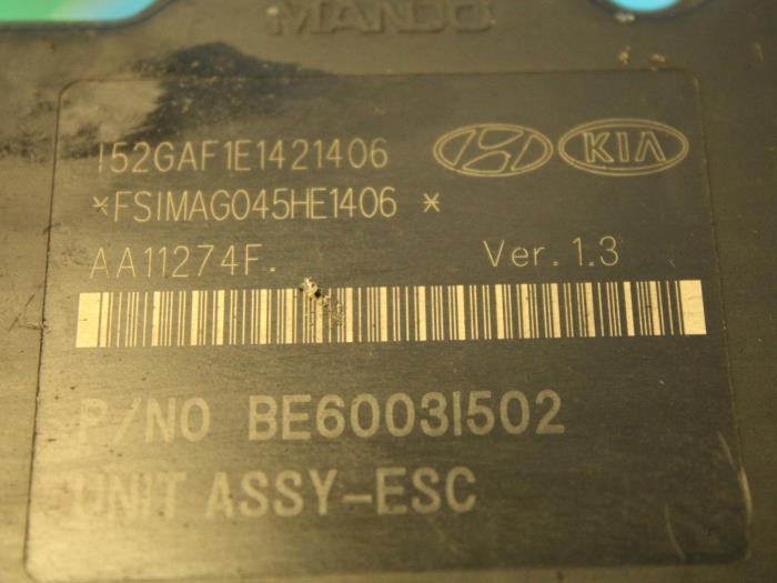 Pompe ABS d'un Hyundai i40 (VFA) 2.0 GDI 16V 2013