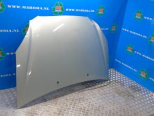 Używane Maska Kia Carens Cena € 131,25 Procedura marży oferowane przez Maresia Auto Recycling B.V.