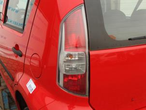 Usados Luz trasera izquierda Daihatsu Sirion 2 (M3) 1.0 12V DVVT Precio € 31,50 Norma de margen ofrecido por Maresia Auto Recycling B.V.