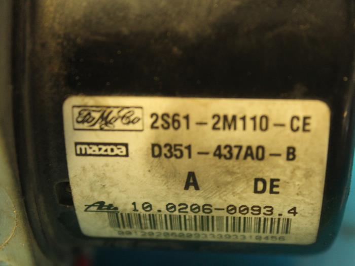 ABS pump from a Ford Fiesta 5 (JD/JH) 1.4 16V 2004