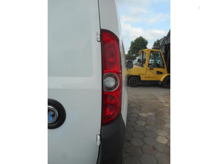 Feu arrière secondaire droit d'un Opel Combo 2015