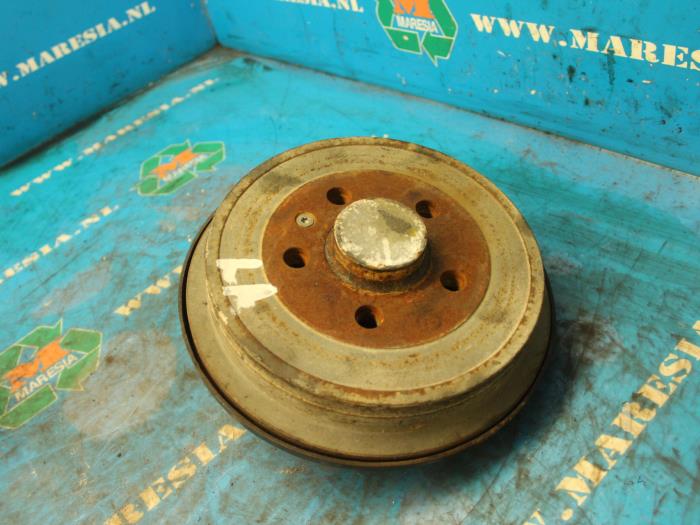 Rear hub from a Volkswagen Polo IV (9N1/2/3) 1.2 12V 2007
