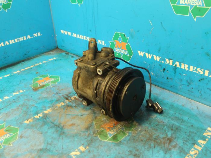 Usagé Compresseur de clim Kia Shuma II 1.6 16V Prix € 52,50 Règlement à la marge proposé par Maresia Auto Recycling B.V.