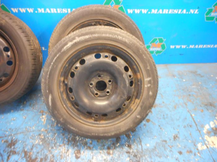 Wheel + tyre from a Skoda Fabia II (5J) 1.2i 2009