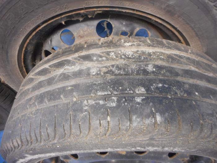 Wheel + tyre from a Skoda Fabia II (5J) 1.2i 2009
