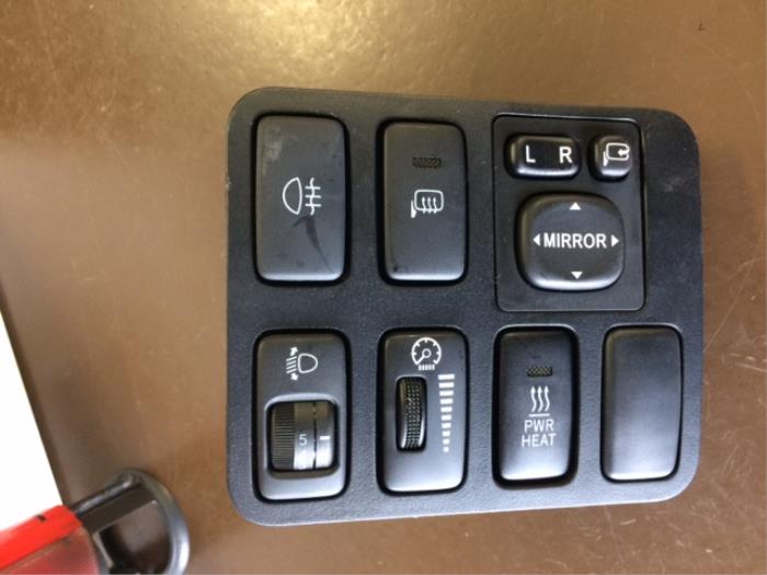 Usados Interruptor Lexus RX (L2) 400h V6 24V VVT-i 4x4 Precio € 99,75 Norma de margen ofrecido por Maresia Auto Recycling B.V.