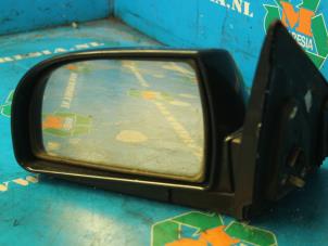 Used Wing mirror, left Kia Carens II (FJ) 2.0 CRDI 16V Price € 42,00 Margin scheme offered by Maresia Auto Recycling B.V.