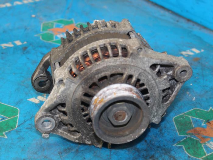 Begagnade Dynamo Nissan Almera Tino (V10M) 1.8 16V Pris € 15,75 Marginaltabell erbjuds av Maresia Auto Recycling B.V.