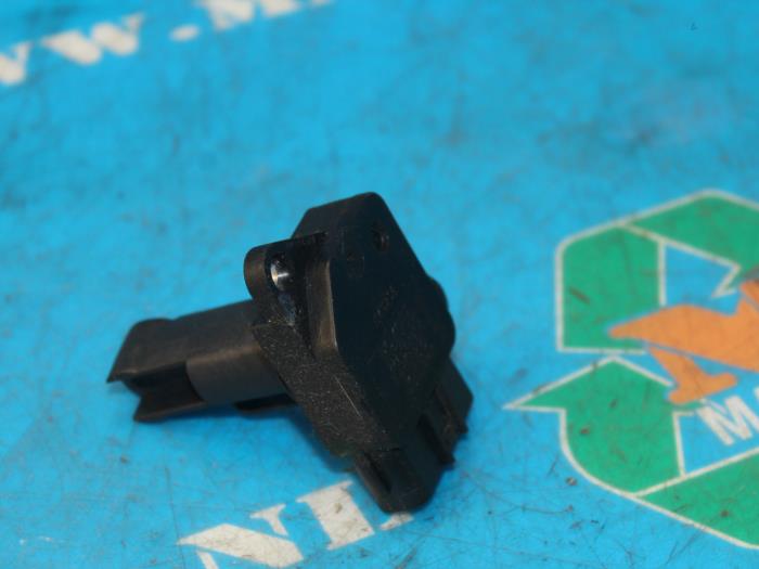 Usagé Débitmètre Toyota Yaris (P1) 1.3 16V VVT-i Prix € 15,75 Règlement à la marge proposé par Maresia Auto Recycling B.V.