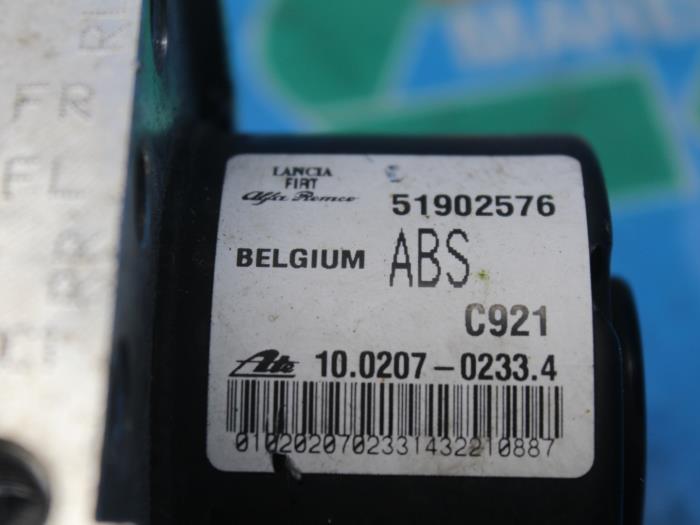 ABS Pumpe van een Opel Combo 1.3 CDTI 16V ecoFlex 2013