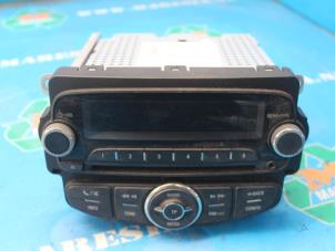 Używane Radioodtwarzacz CD Opel Adam 1.2 16V Cena € 68,25 Procedura marży oferowane przez Maresia Auto Recycling B.V.