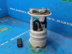 Usados Bomba eléctrica de combustible Renault Twingo II (CN) 1.2 16V Precio € 63,00 Norma de margen ofrecido por Maresia Auto Recycling B.V.