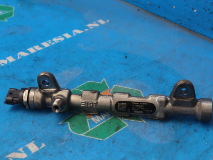 Fuel injector nozzle from a Fiat Doblo Cargo (263) 1.6 D Multijet 2012
