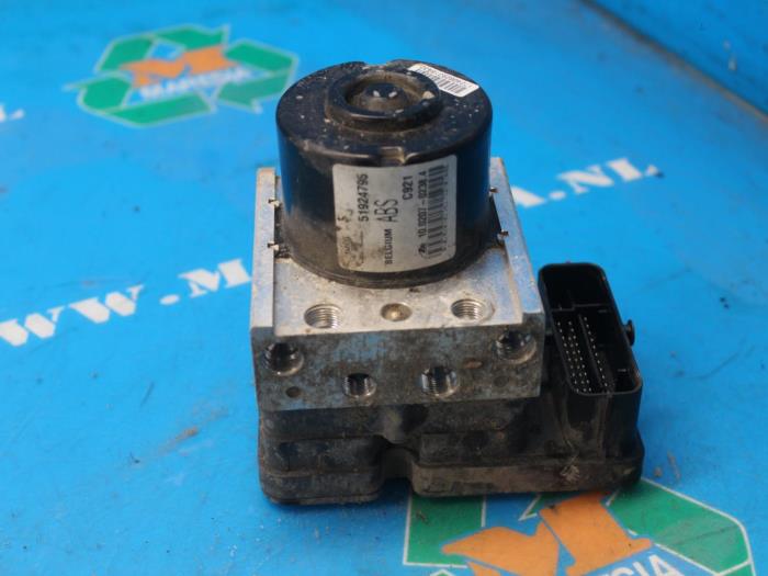 Begagnade ABS-pump Opel Combo 1.3 CDTI 16V ecoFlex Pris € 52,50 Marginaltabell erbjuds av Maresia Auto Recycling B.V.