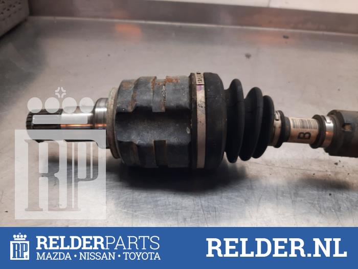 Front drive shaft, left from a Toyota Corolla Verso (R10/11) 2.2 D-4D 16V 2007