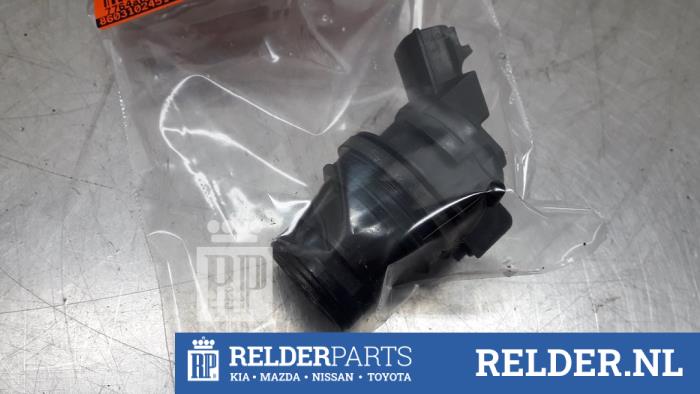 Używane Pompa spryskiwacza przód Mazda 5 (CR19) 2.0 CiDT 16V Normal Power Cena € 15,00 Procedura marży oferowane przez Relder Parts B.V.