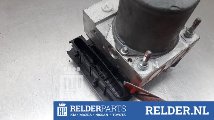 Usagé Ordinateur ABS Toyota Avensis Wagon (T27) 2.0 16V D-4D-F Prix € 90,00 Règlement à la marge proposé par Relder Parts B.V.