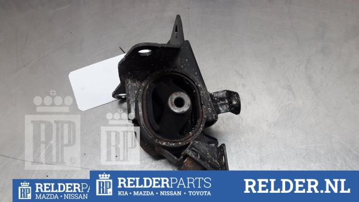 Engine mount from a Toyota Avensis Wagon (T25/B1E) 2.0 16V VVT-i D4 2004