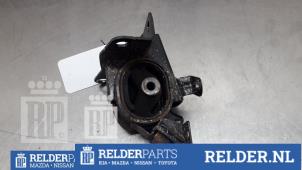 Engine mount from a Toyota Avensis Wagon (T25/B1E) 2.0 16V VVT-i D4 2004